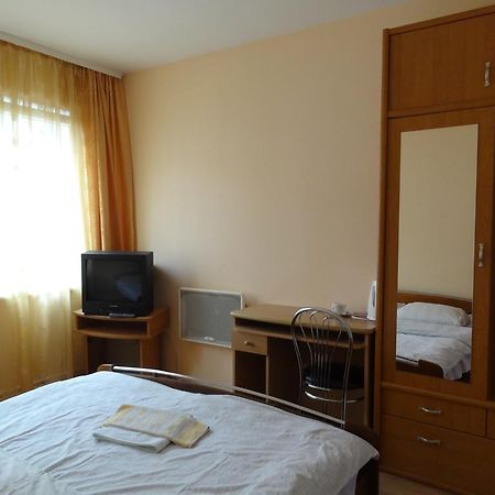 Hotel Rebir ダウガフピルス エクステリア 写真