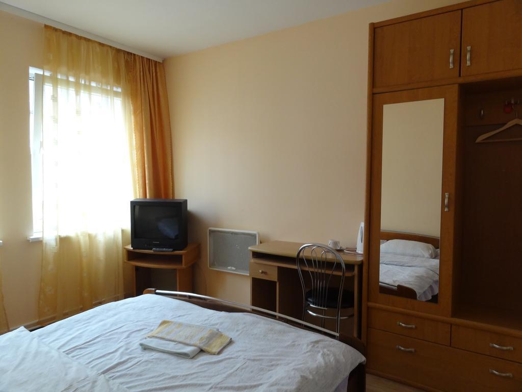 Hotel Rebir ダウガフピルス エクステリア 写真